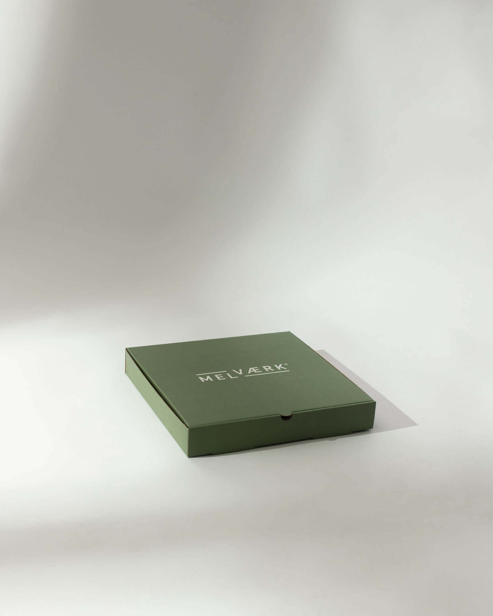 Melv&aelig;rk olive green minimalistic pizza box by Camilla Wedege